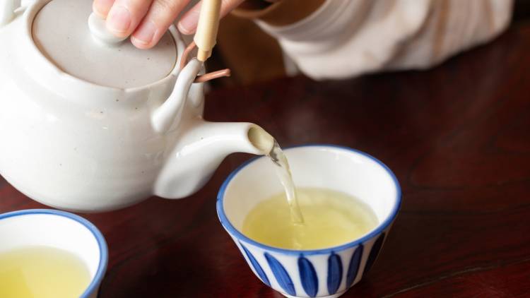 朝一杯の緑茶は血管にいい?悪い?医師が教える「飲む時間」で変わる効果