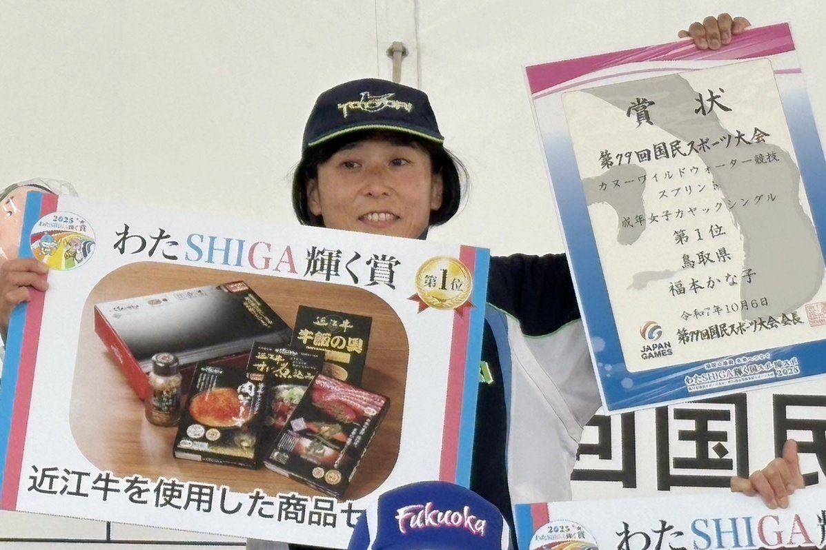 カヌー成年女子ワイルドウオーター・カヤックシングル(スプリント)で2年連続10度目の優勝を果たした鳥取の福本かな子(米子白鳳高教)=瀬田川特設カヌー競技場