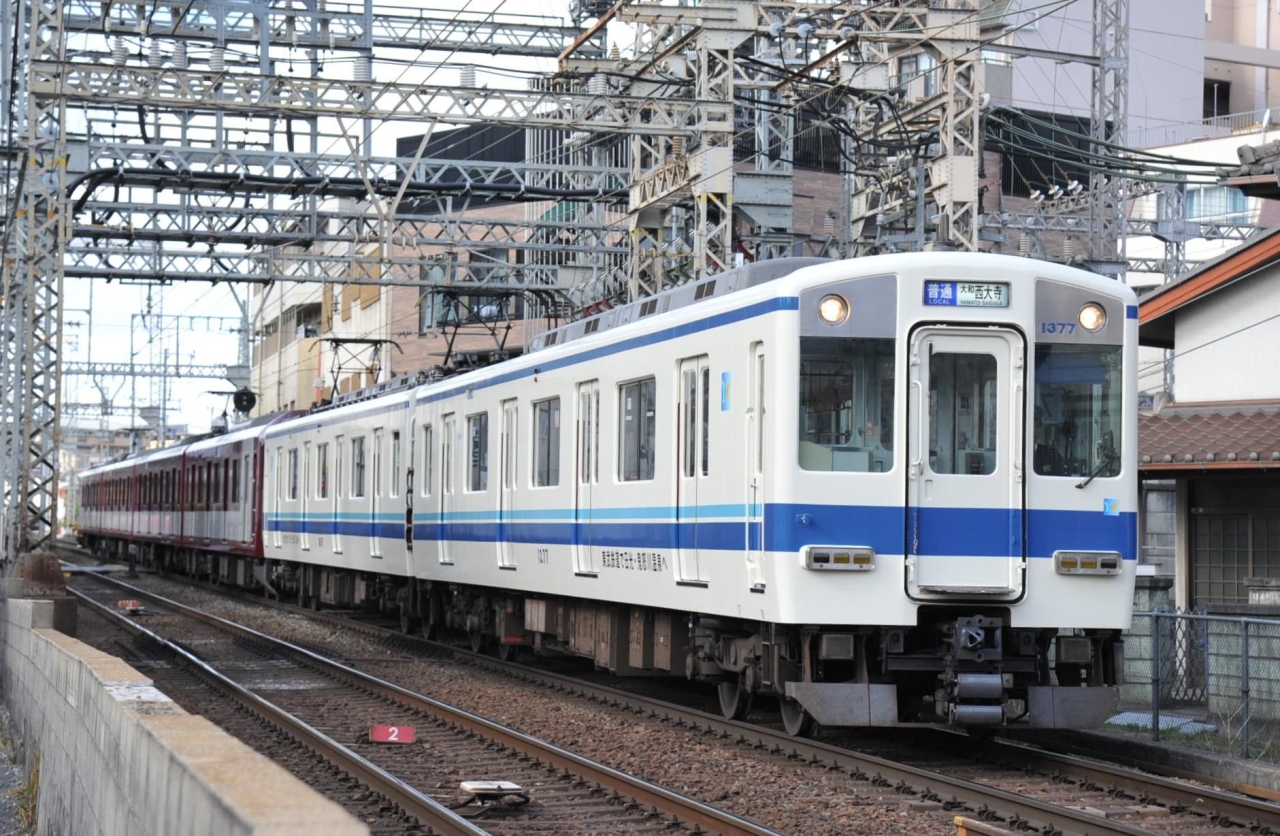大和西大寺駅付近を走る「東武8000系風」近鉄電車=22日、奈良市西大寺小坊町