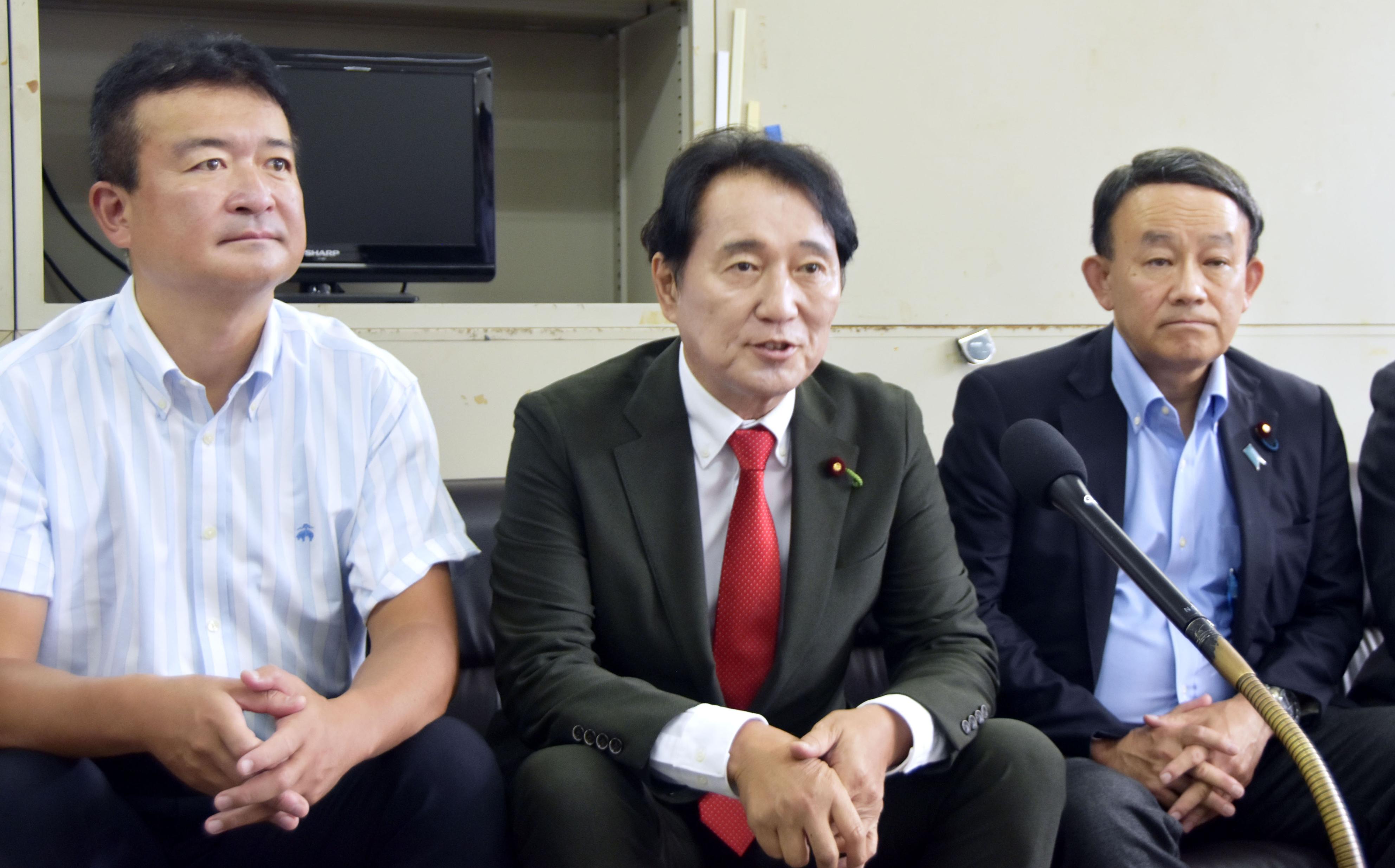 記者会見する立憲民主党の末松義規・日米地位協定研究会会長（中央）ら＝25日午前、沖縄県庁