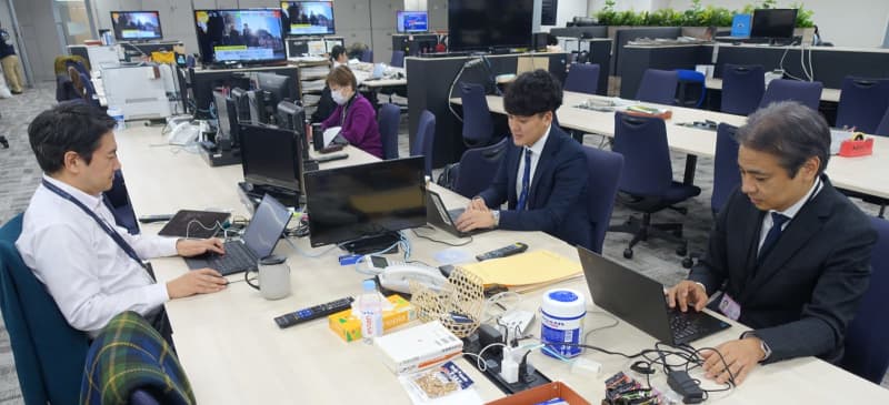 「スポットライト」を担当するフジテレビ報道局の調査報道統括チーム。左がデスクの知野雄介さん=2025年12月、東京・台場のフジテレビ