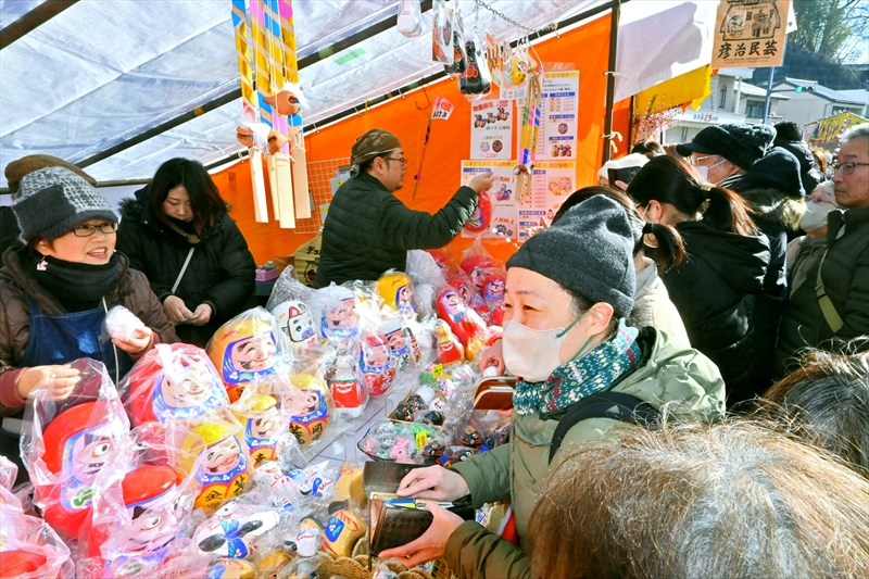多くの人でにぎわった三春だるま市