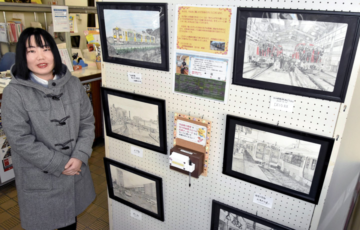 作品を前に「水郡線に親しみを持ってもらえたらうれしい」と話す佐々木さん=石川郵便局