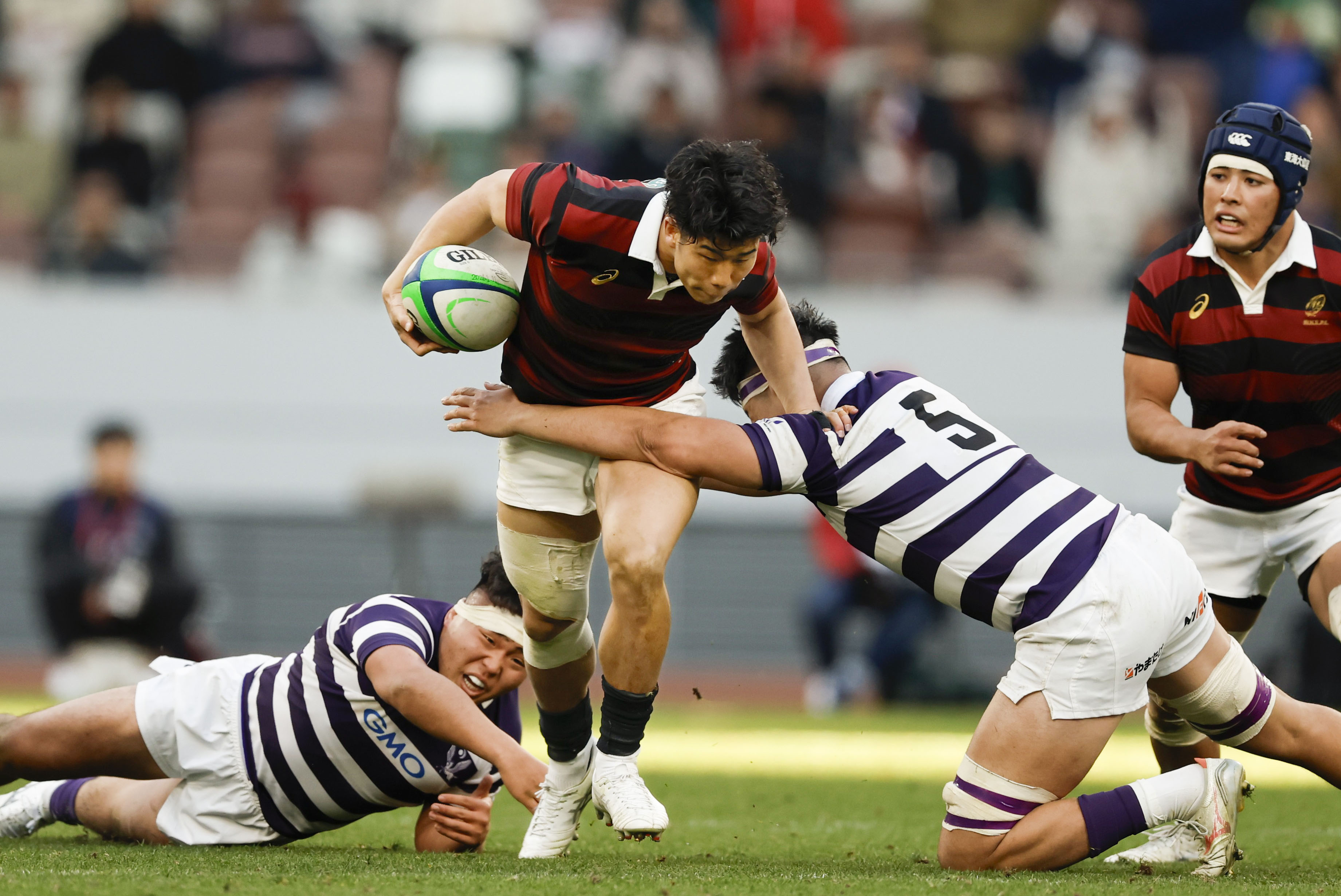 明大―早大 後半、突進する早大・矢崎=MUFG国立