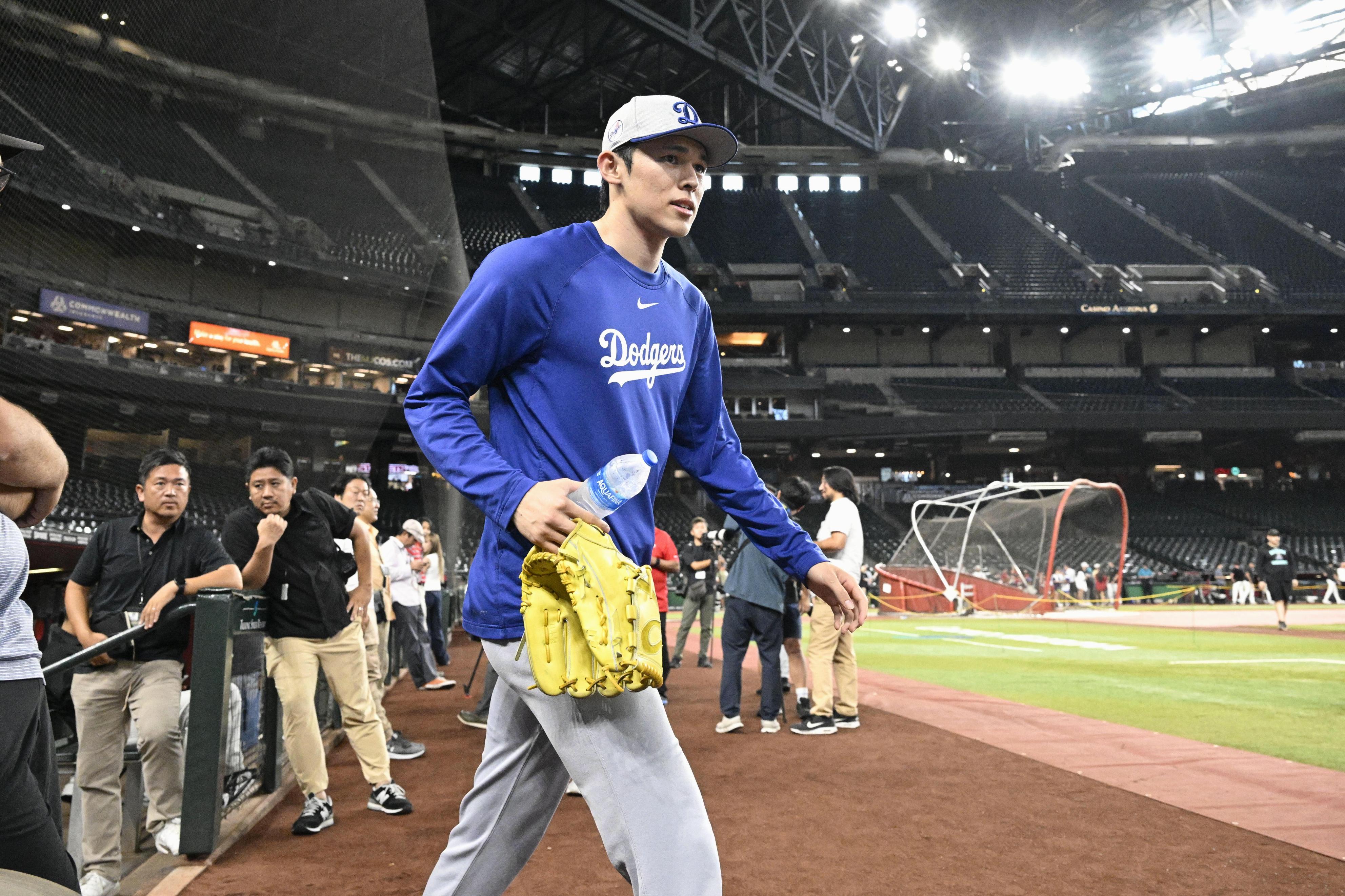 メジャーに合流し、練習のためグラウンドに出るドジャース・佐々木＝フェニックス（共同）