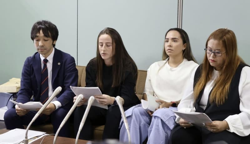 記者会見する女子サッカー２部リーグ「ディオッサ出雲ＦＣ」の（左２人目から）ラウラ・スペナザットさんとフェへ・タイスさん（当時）＝２０２４年１１月６日、島根県出雲市