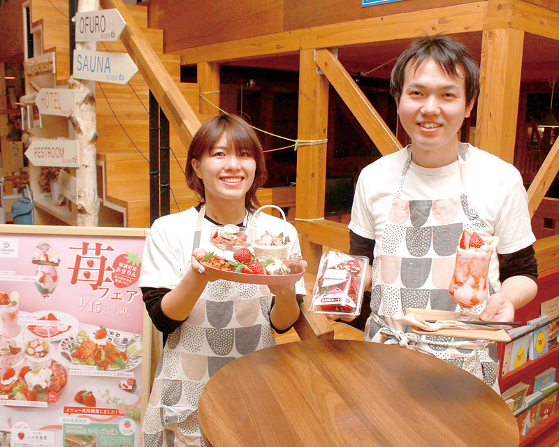 あまりんを使用した創作カフェメニューをPRするスタッフ=15日、さいたま市北区のおふろcafe utatane