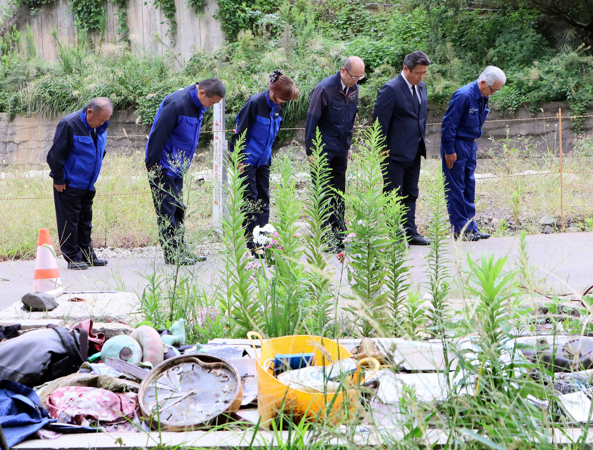 奥能登豪雨から１年、黙祷する馳知事ら＝21日午前9時44分、輪島市久手川町