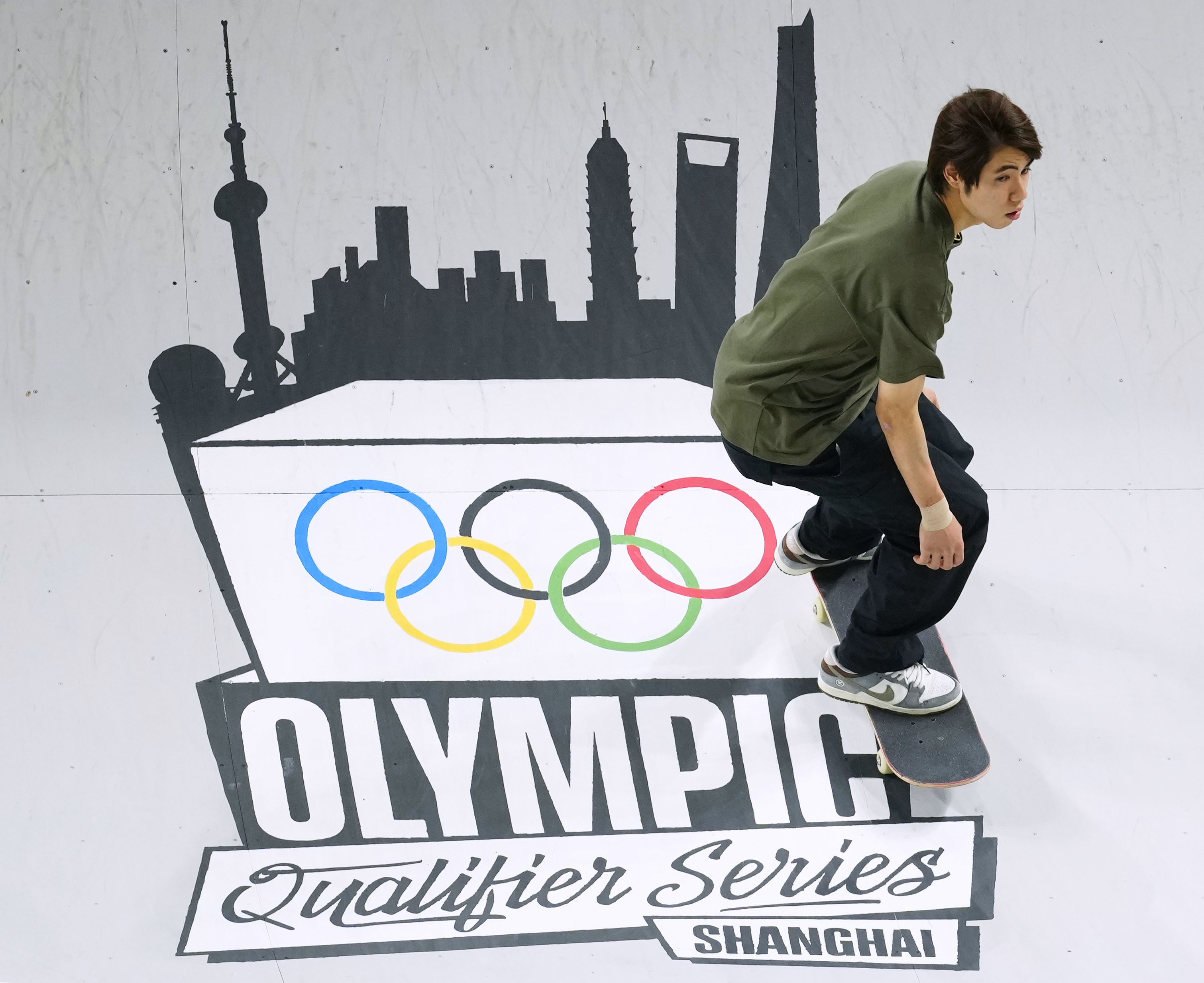 パリ五輪予選シリーズ上海大会のスケートボード男子ストリートで演技する堀米雄斗=2024年5月(共同)