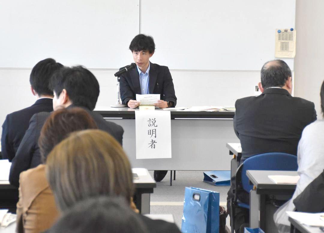 衆院選の立候補予定者説明会で受験生への配慮を呼びかける県選管の担当者(中央)=県庁