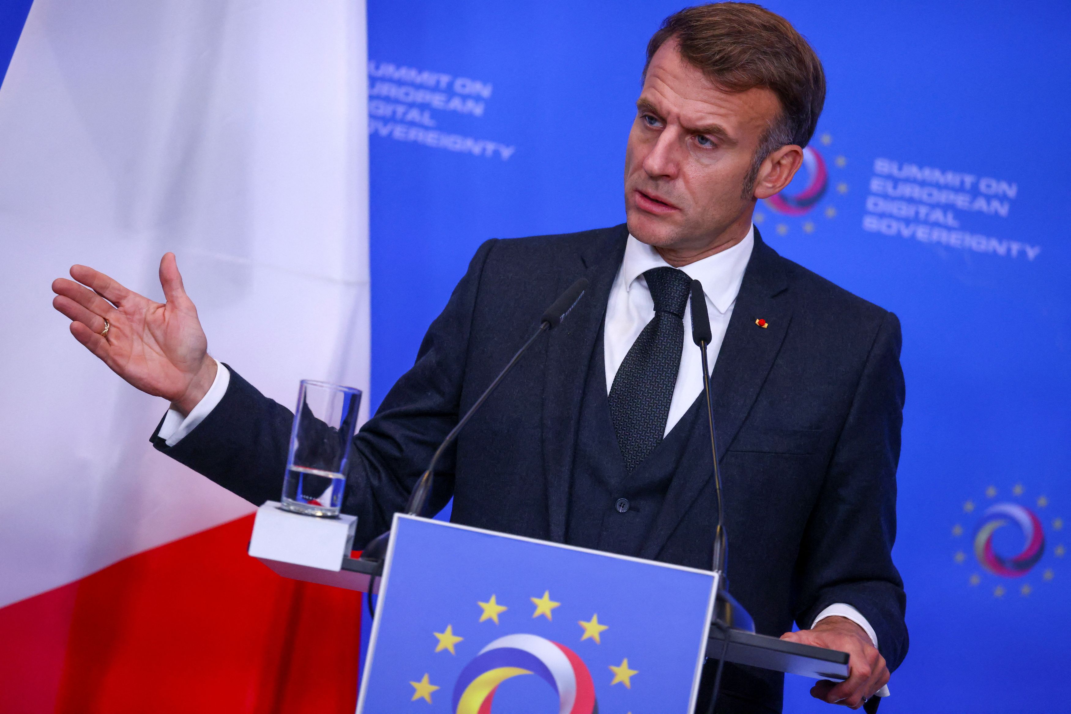 記者会見するフランスのマクロン大統領=18日、ベルリン(ロイター=共同)