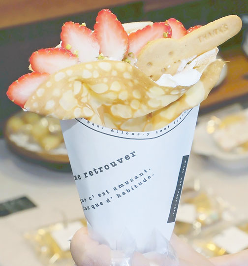 陳野原さんおすすめのゆうやけベリーを使用したクレープ。店頭には焼き菓子なども並ぶ