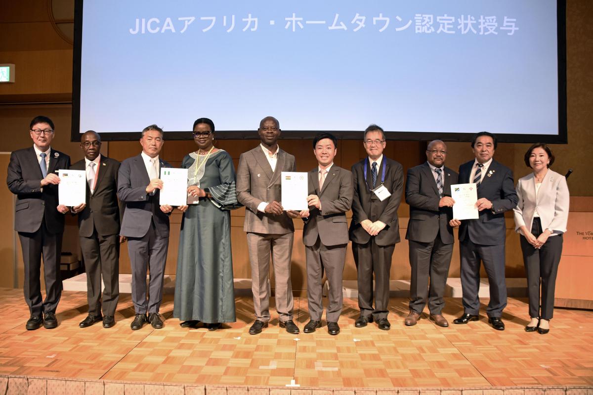 アフリカ諸国との「ホームタウン」に認定された国内４市の市長ら＝横浜市西区