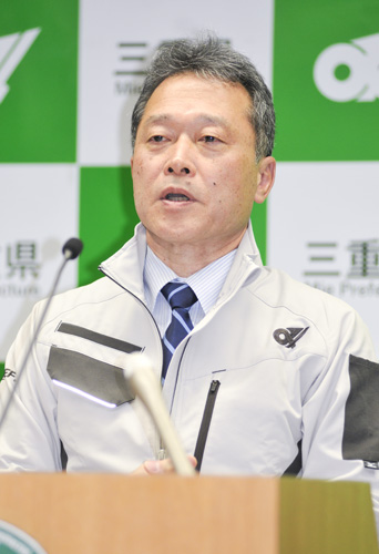 【年頭の記者会見で抱負を述べる一見知事=県庁で】