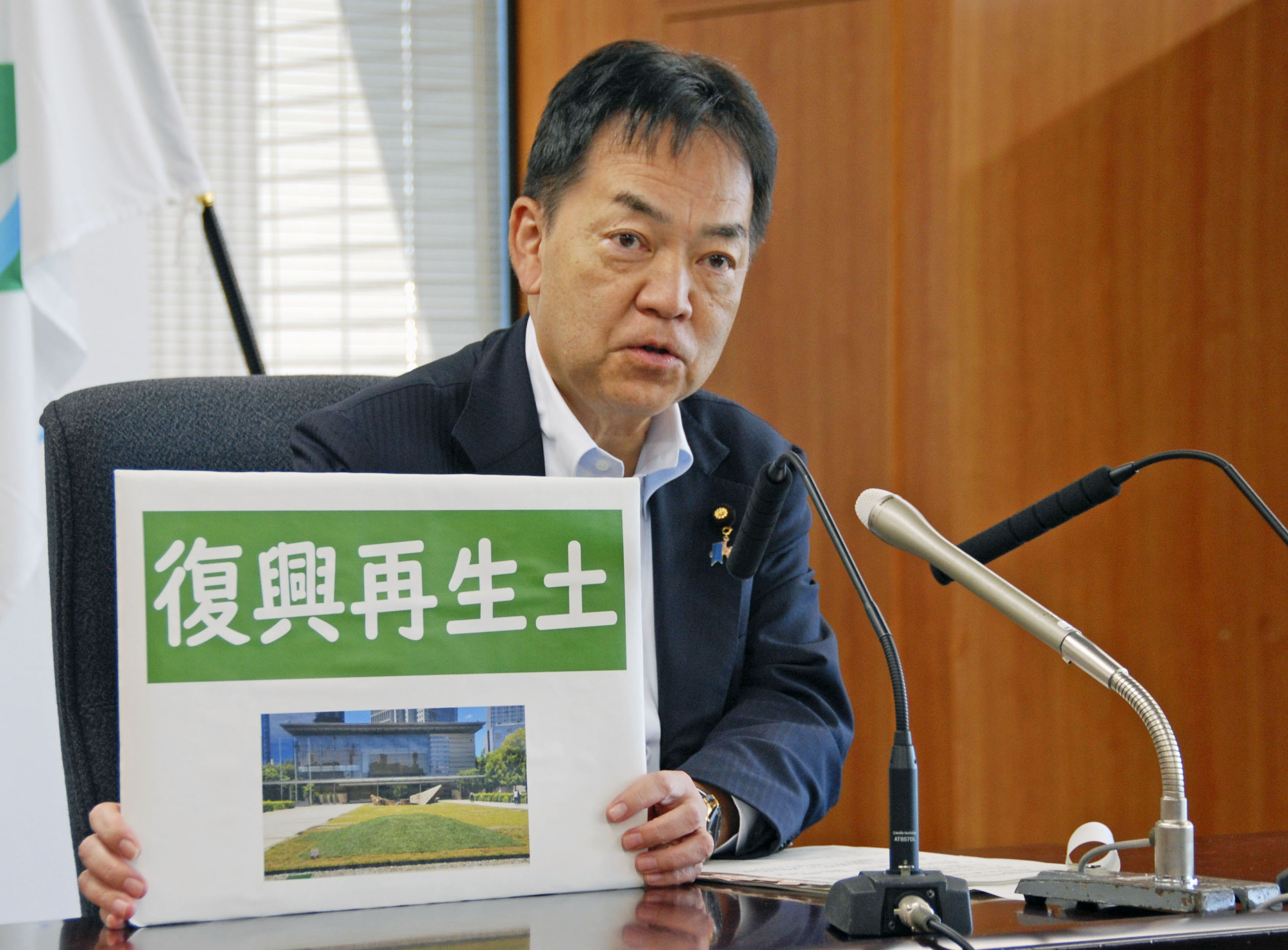 閣議後、記者会見する浅尾環境相＝26日午前、環境省