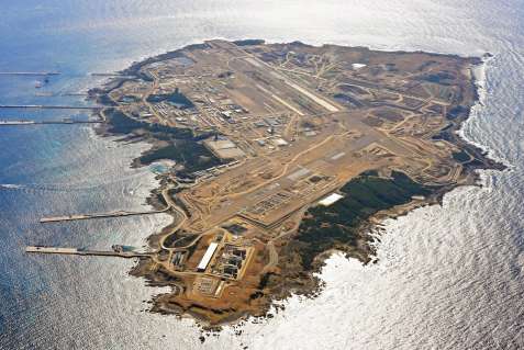 自衛隊基地の整備が進み2本の滑走路が浮かび上がる馬毛島=6日、西之表市の馬毛島上空(本社チャーター機から撮影)