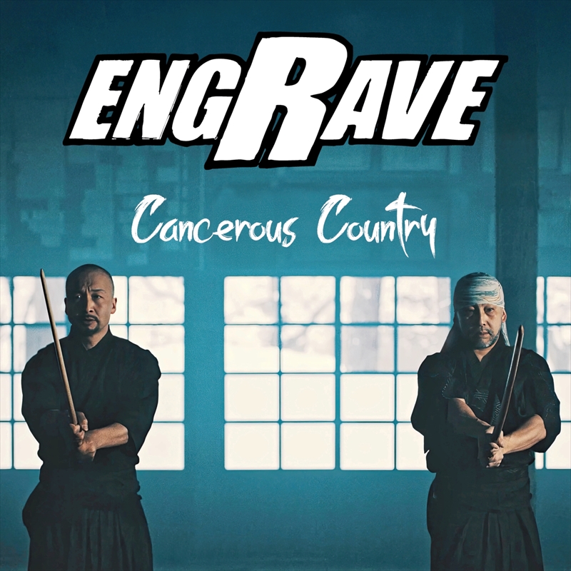 会津武徳殿を舞台にしたミュージックビデオで演技する平出さん(左)と島口さん