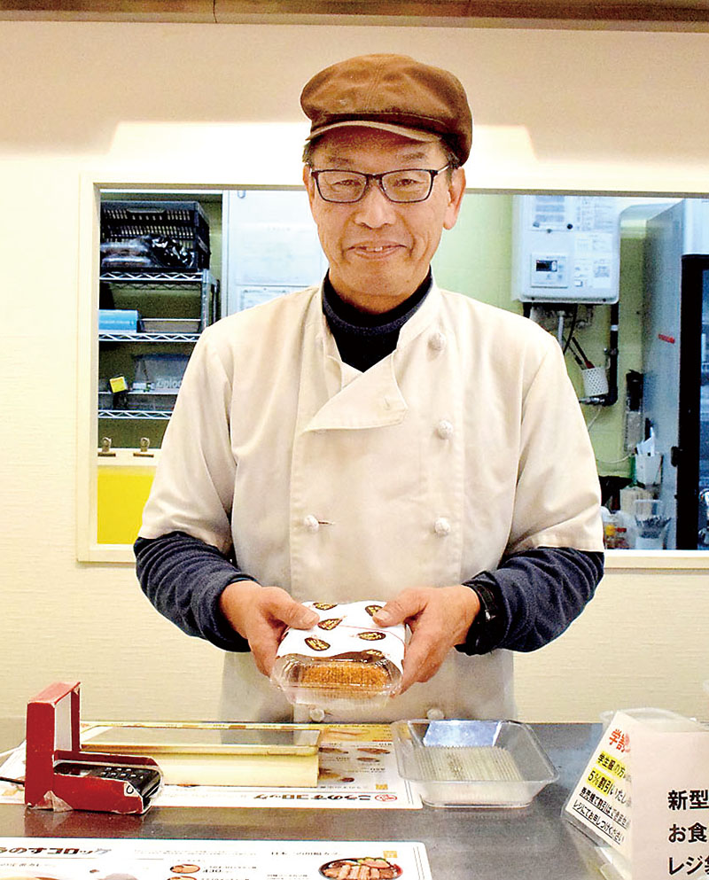 こうのすコロッケを提供する、つけしん4代目野本恵司さん=鴻巣市本町