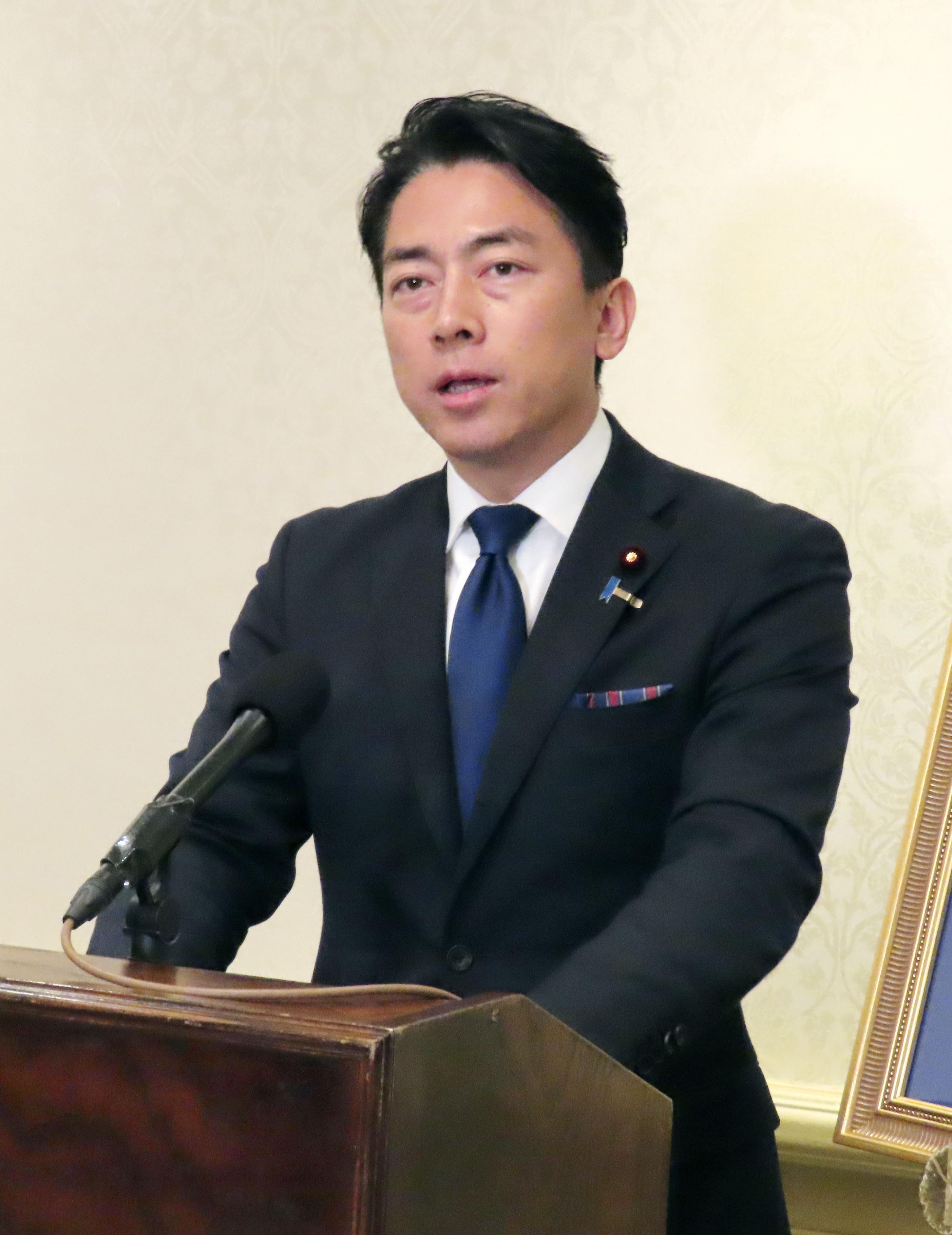 記者会見する小泉防衛相=15日、ワシントン(共同)