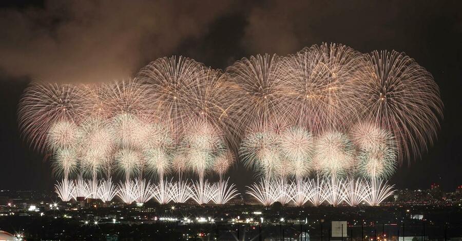 夜空を彩った長岡花火「復興祈願花火フェニックス」=8月2日、長岡市