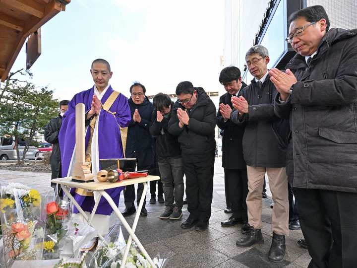献花台の前で一周忌供養した郡山駅周辺の住民ら=22日午前、郡山市