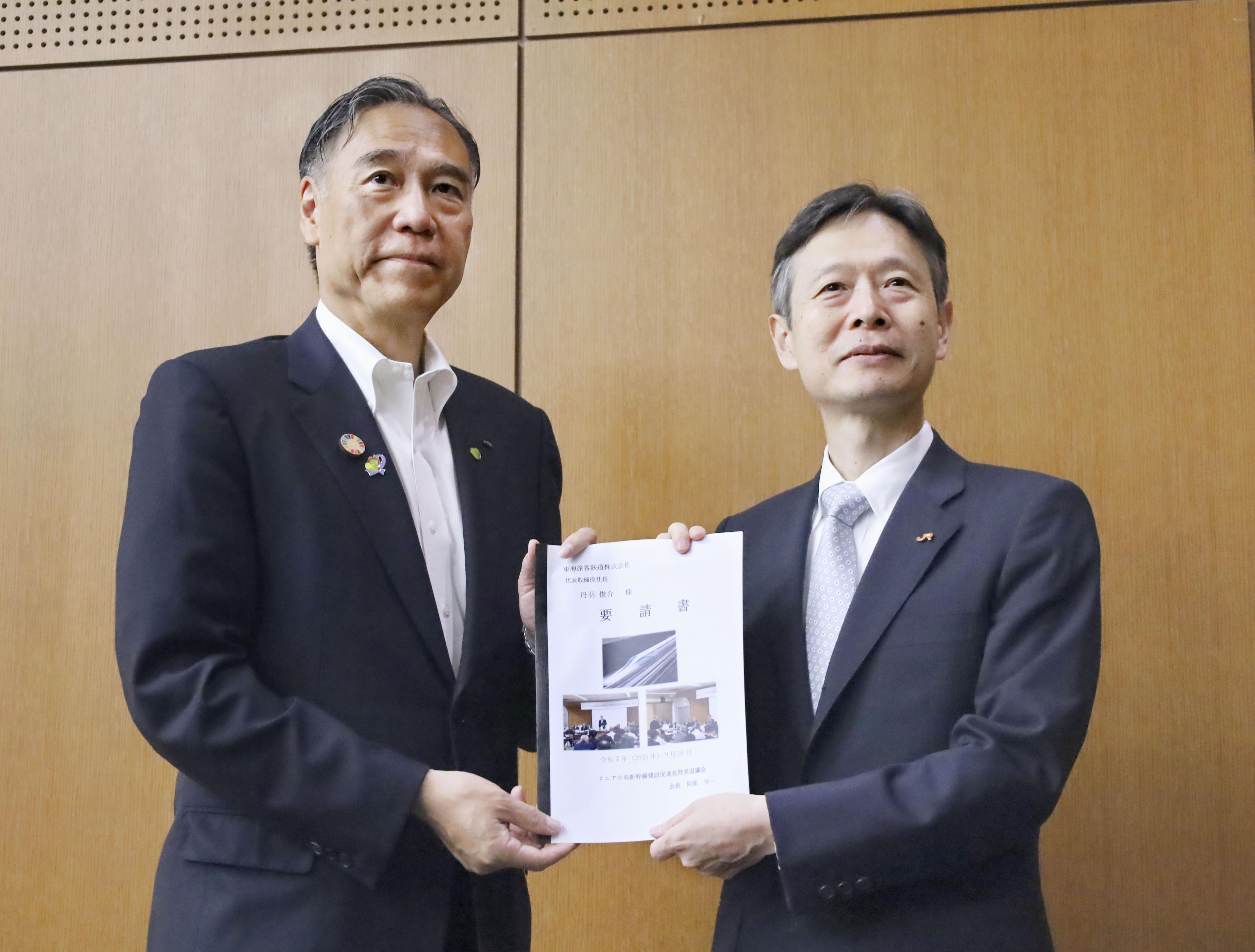JR東海の丹羽俊介社長（右）に要請書を手渡す長野県の阿部守一知事＝26日午前、東京都内