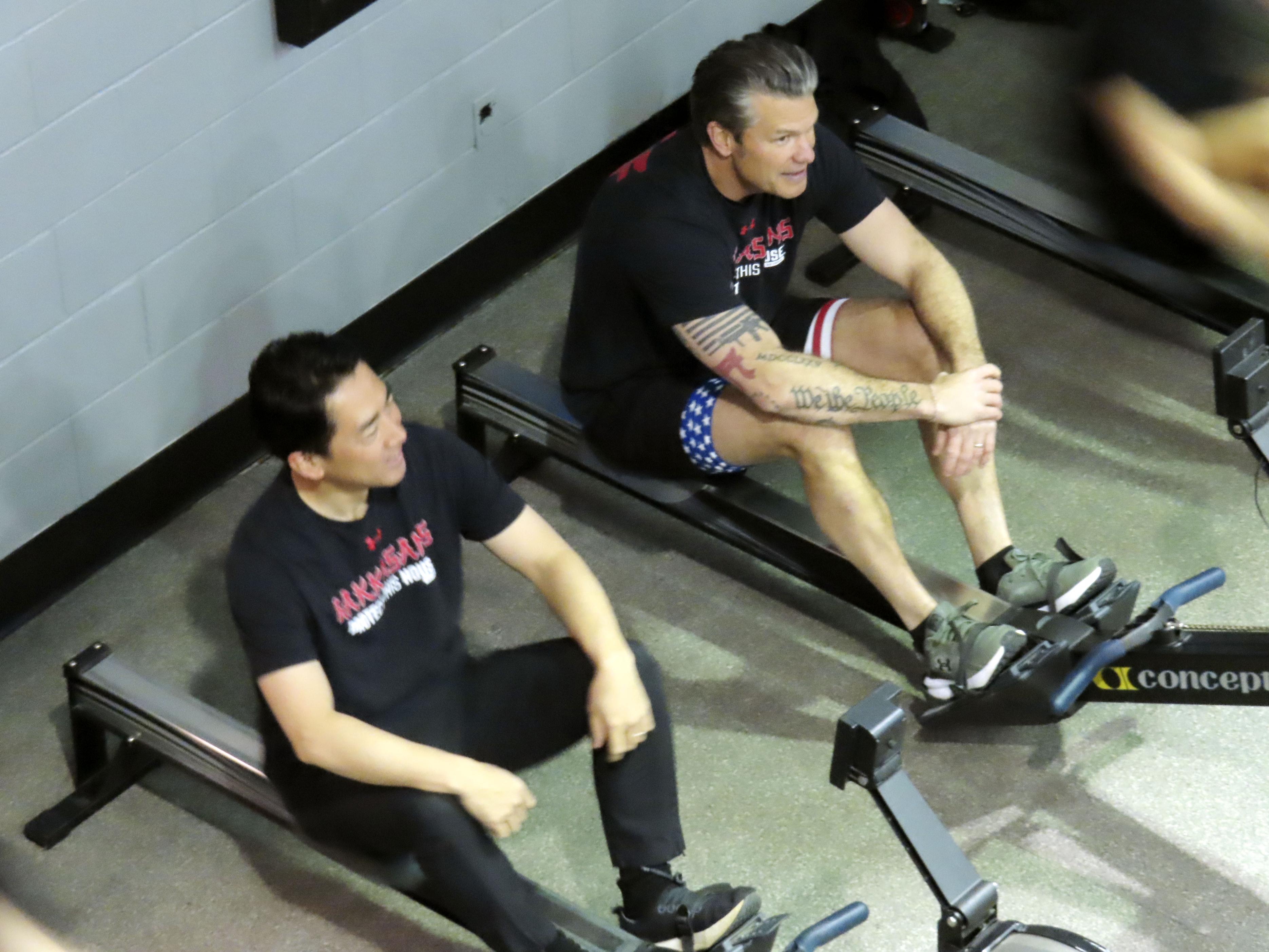 米軍基地内で軍隊式の筋力トレーニングに参加する小泉防衛相(左)とヘグセス国防長官=15日、ワシントン近郊(共同)