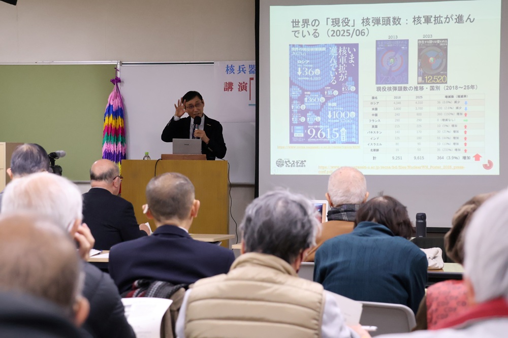 核使用のリスクや核抑止について説明する鈴木氏=長崎市岡町、長崎原爆被災者協議会