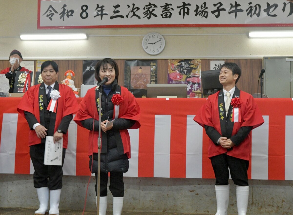 子牛の初競りであいさつする横田知事(手前中央)や、JA全農ひろしまの安藤重孝県本部長(同左)たち