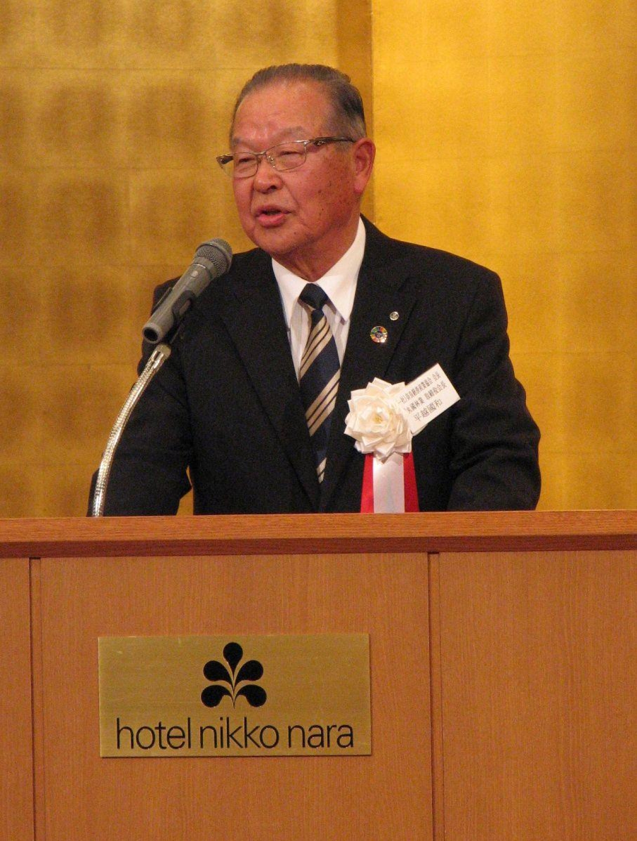 新年会であいさつする平越会長=22日、奈良市三条本町のホテル日航奈良