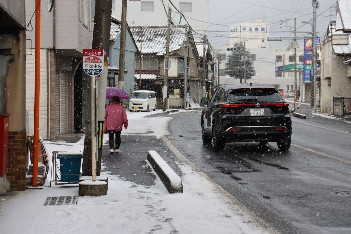 雪が舞う市街地=23日午前9時11分、真庭市久世