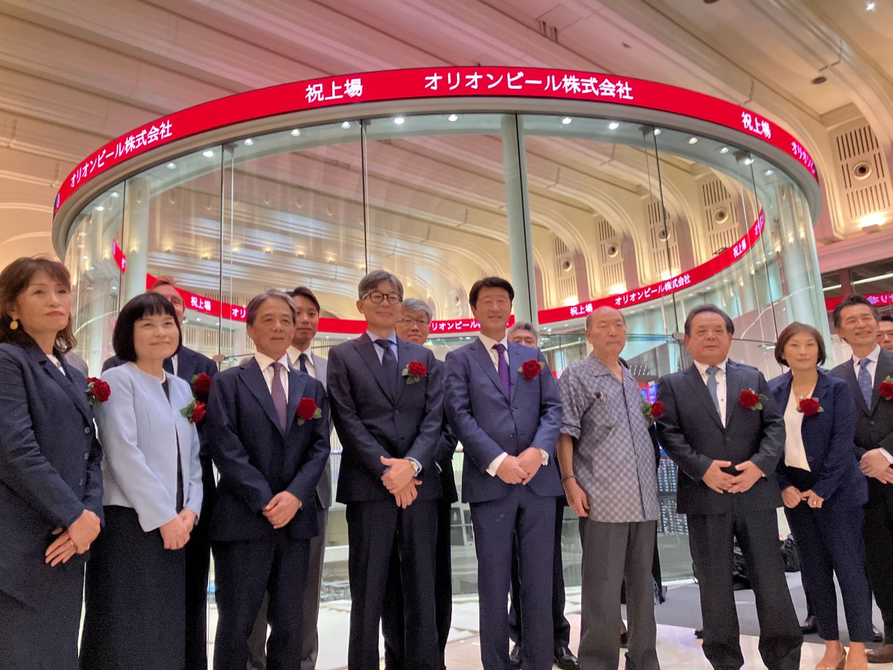 上場を記念するセレモニーに出席するオリオンビールの村野一社長（中央）ら＝２５日午前１１時過ぎ、東京・兜町の東京証券取引所