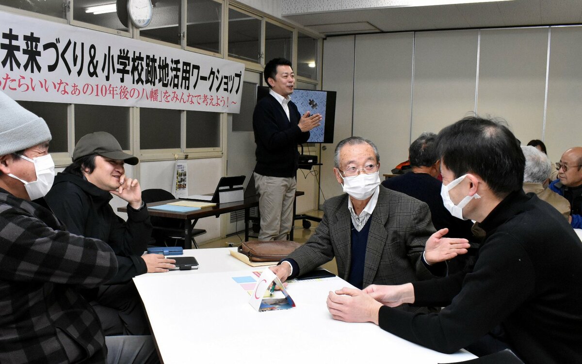 古里の未来などを語り合う参加者。豊田次長(奥)がコーディネーターを務めた