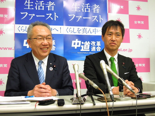 【報道陣の取材に応じる下野氏(右)と中川氏=津市栄町2丁目で】
