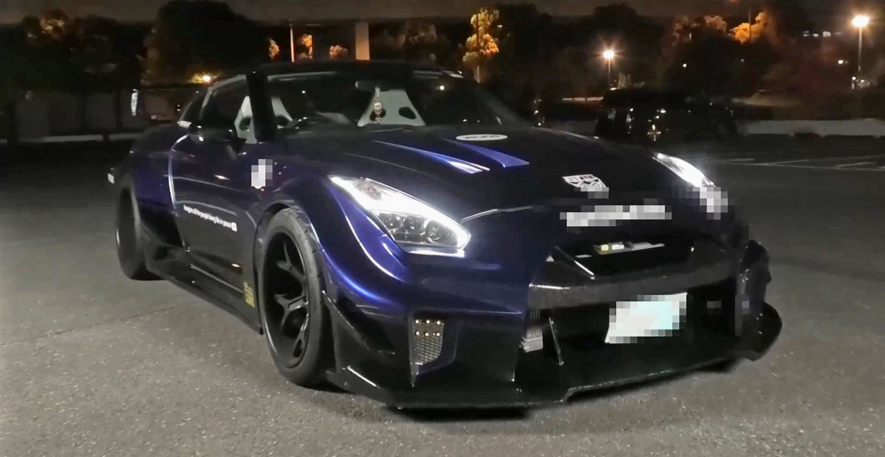 改造された違法な整備不良の疑いがある国産スポーツカー(警視庁提供)