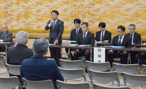 港湾施設計画について説明する防衛省の担当者ら=18日、瀬戸内町古仁屋のきゅら島交流館