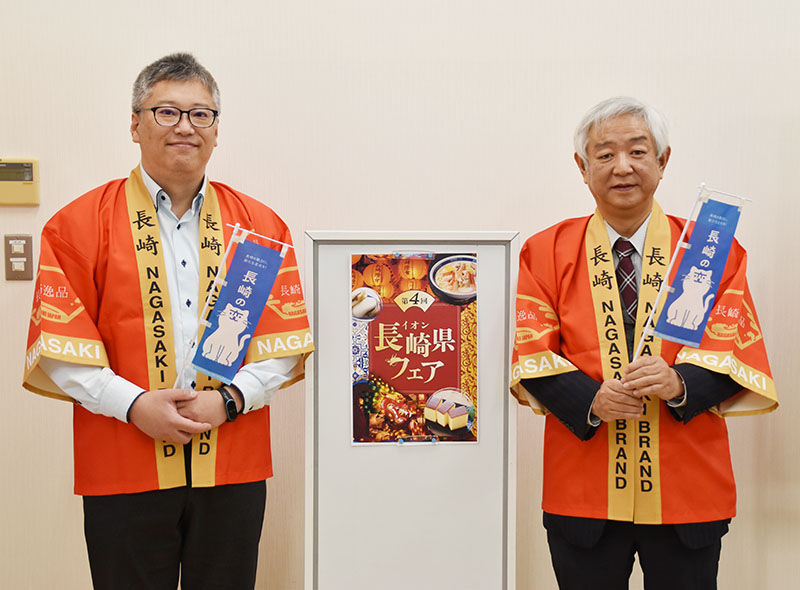 長崎県フェアをPRする同県東京事務所観光物産センターの福島晋一センター長(右)と同県物産振興協会流通事業部の松田清高課長=21日午後、さいたま市北区の埼玉新聞社