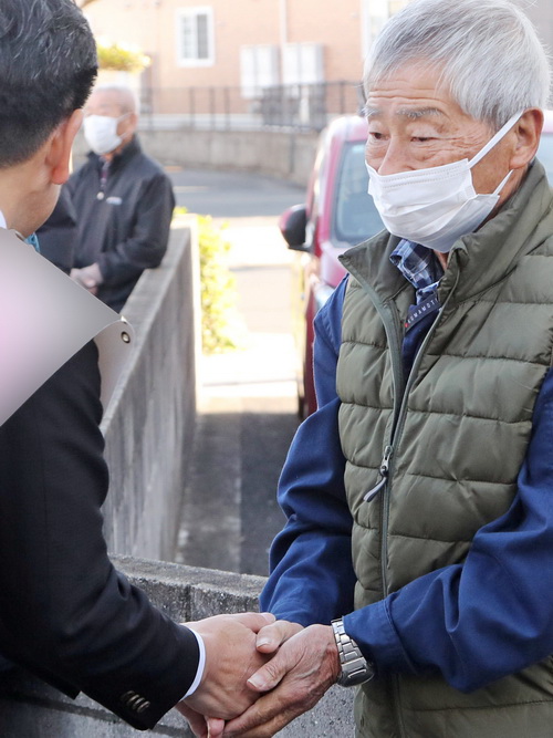 支援者(右)と握手を交わす候補者=松浦市内(画像の一部を加工しています)