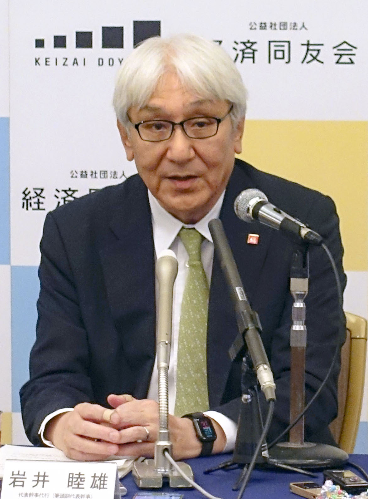 記者会見する経済同友会の岩井睦雄筆頭副代表幹事＝25日午後、東京都千代田区