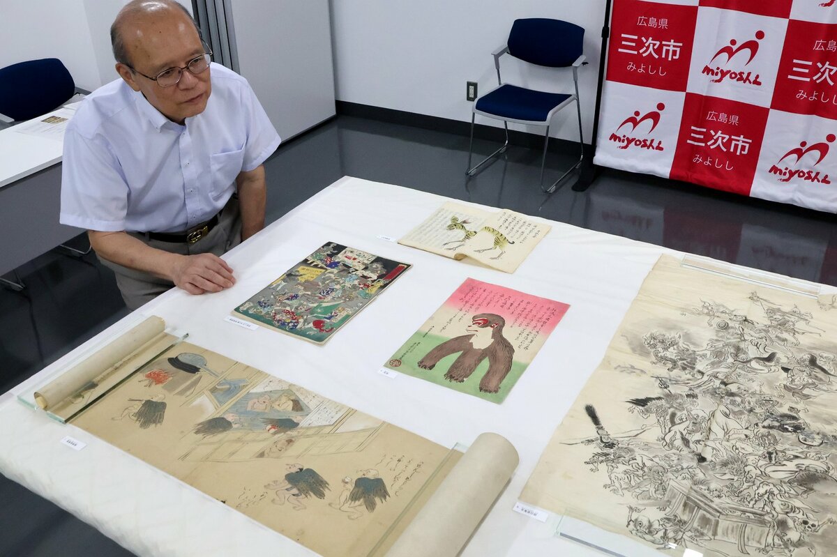 寄贈品を紹介する湯本さん