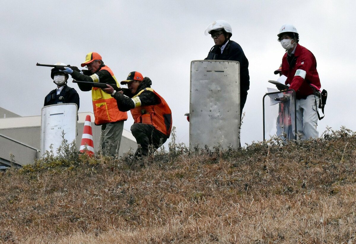 クマ出没を想定した訓練で模擬銃を構える猟友会員たち