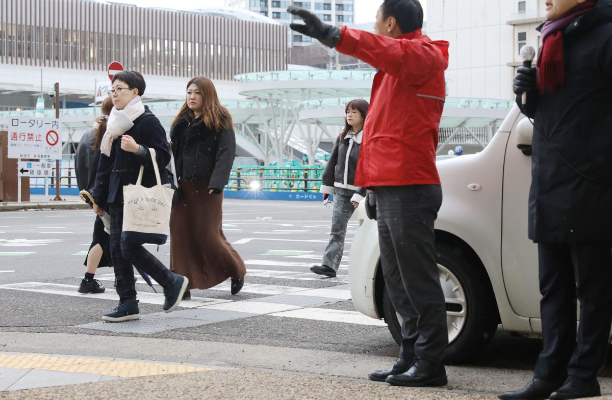 衆院解散を受け、JR新潟駅前で行われた街頭演説。選挙戦が事実上スタートを切った=23日、新潟市中央区