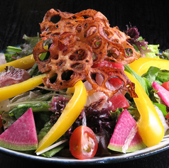 【地元の恵みを一皿に】地野菜を使ったサラダ