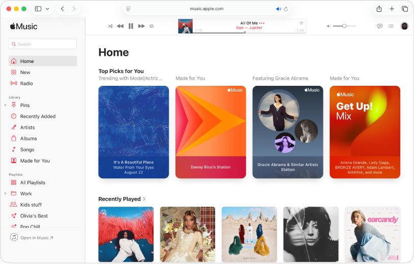 Az Apple Music ablaka a Safariban a Kezdőlap képernyővel.