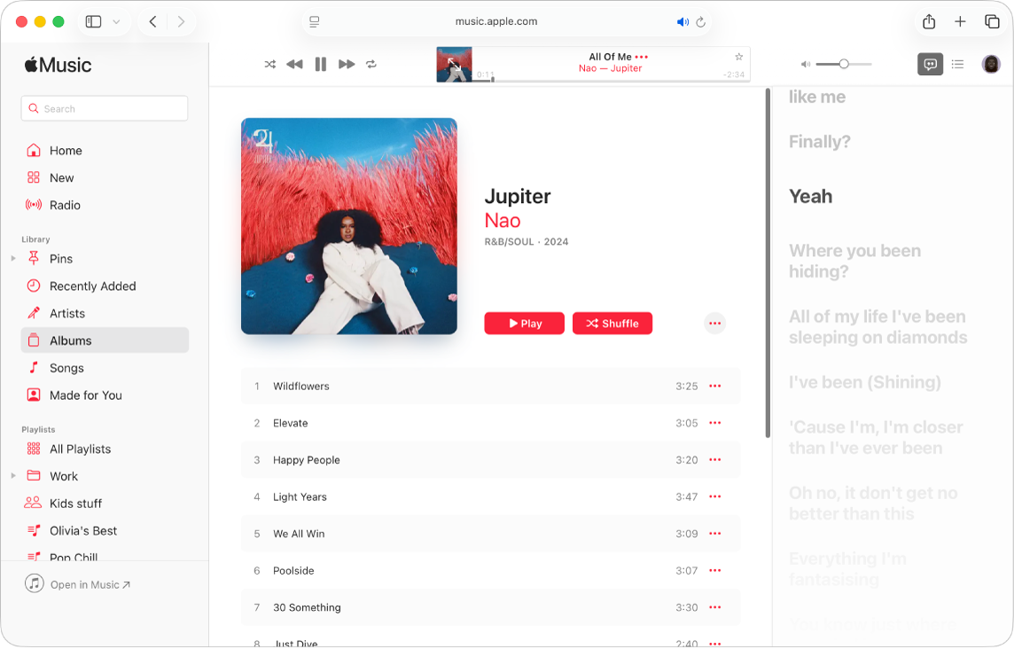 Lagu diputar dengan lirik di sebelah kanan, yang muncul pada layar sesuai dengan musik.