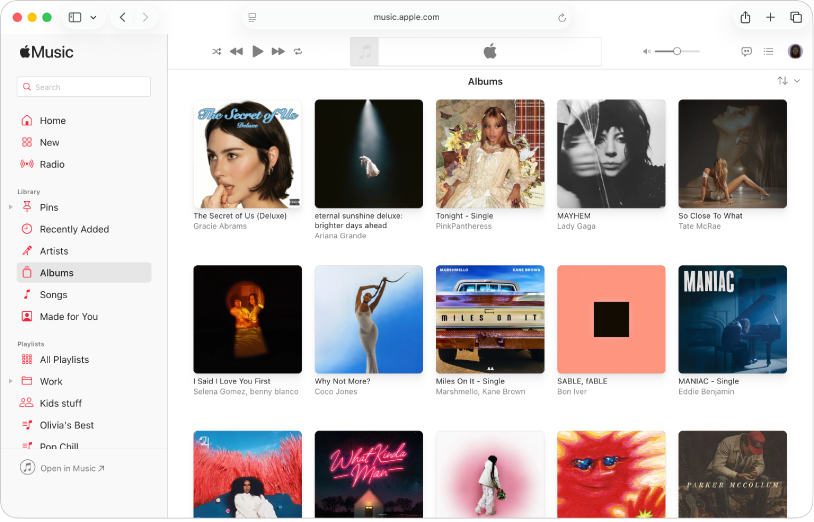 החלון Apple Music ב-Safari עם ספריה שמכילה מספר אלבומים.