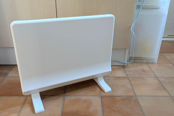脱衣所の「ひんやり対策」には、置き場所を選ばない薄型ヒーターがちょうどいい