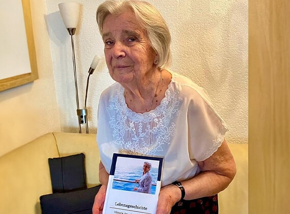 Viktoria shows a Meminto Book