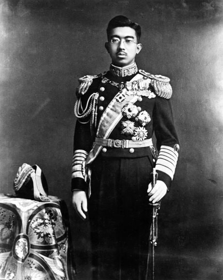 海軍大元帥正装姿の昭和天皇(1928年)