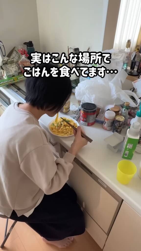 散らかったキッチンで食事